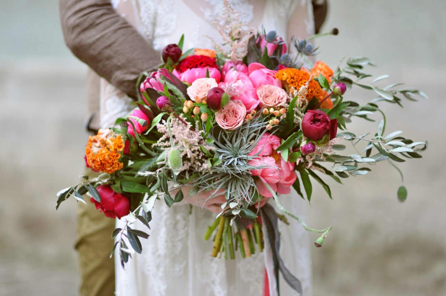 Paar mit buntem Blumenstrauß