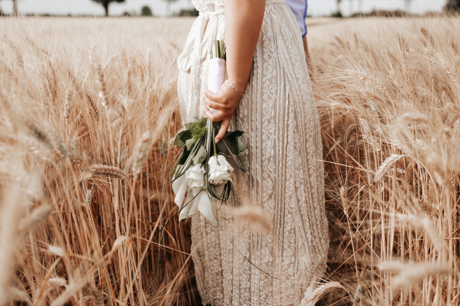 Frau mit Blumen im Kornfeld