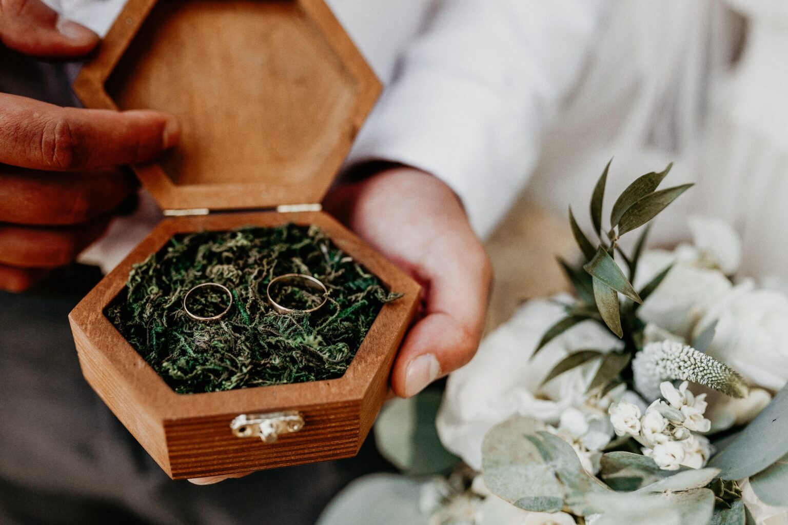 Ringe in einer Holzschachtel mit Moos